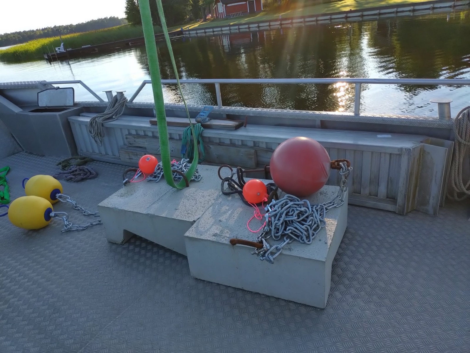 Bojstenar, bojar och kätting på arbetsdäck